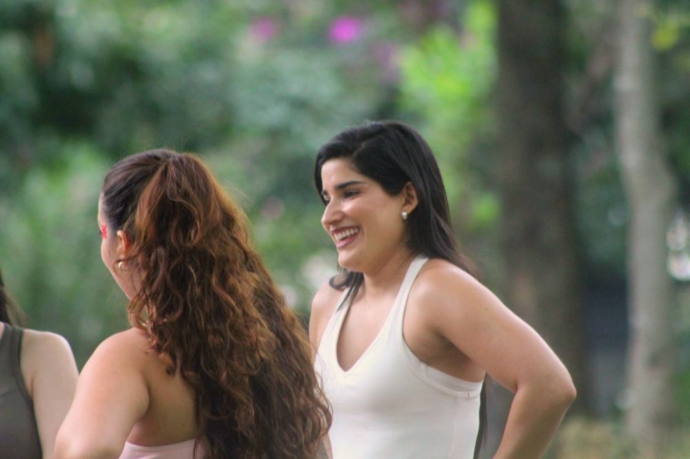 Dos amigas riéndose antes de empezar