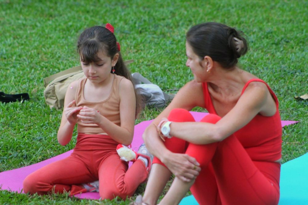 Una mamá y su hija entrenando juntas