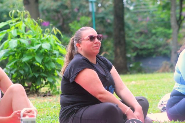 Alumna con anteojos de sol sonriendo