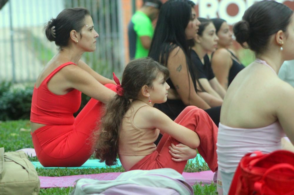 Una mamá y su hija espalda con espalda