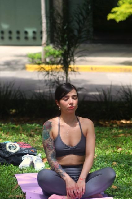 Meditación con luz dorada