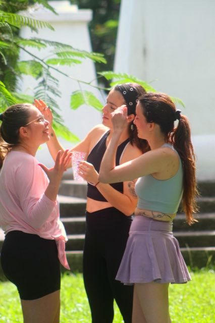 Risas en el ritual de bienvenida