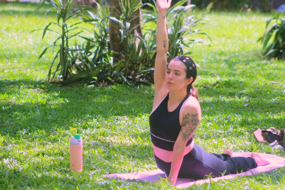 Alumna abriendo el brazo al cielo