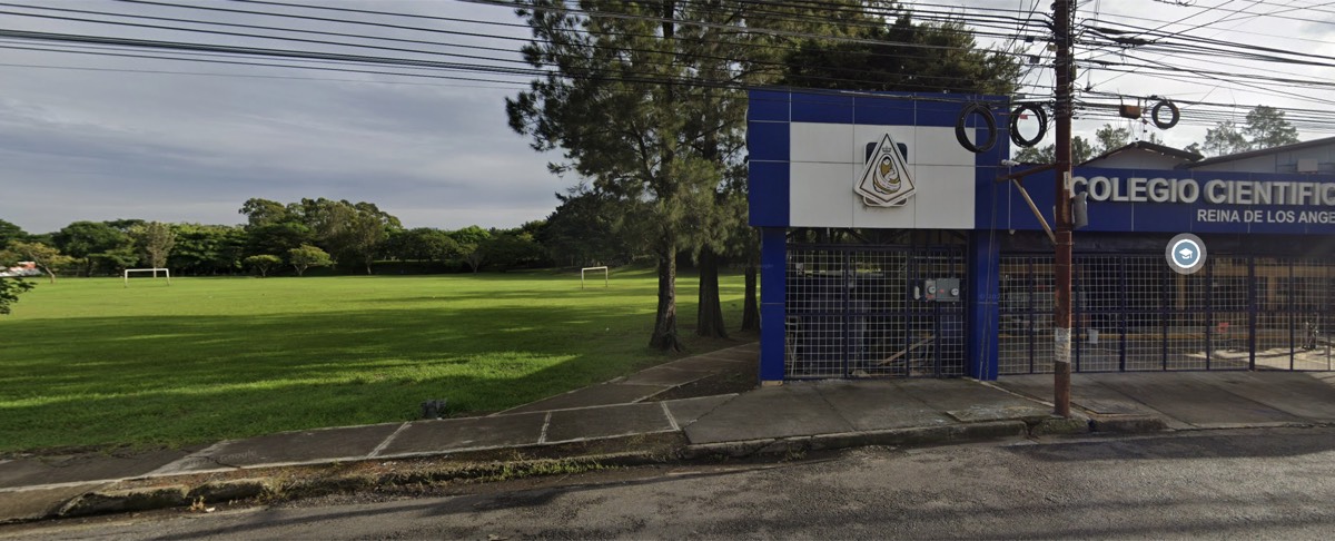 Entrada del Colegio Científico Bilingüe Reina de los Ángeles, a la par del club