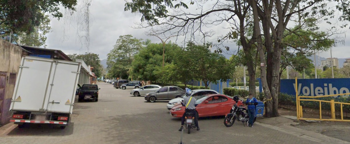 Parqueo junto a la cancha de voleibol de La Sabana
