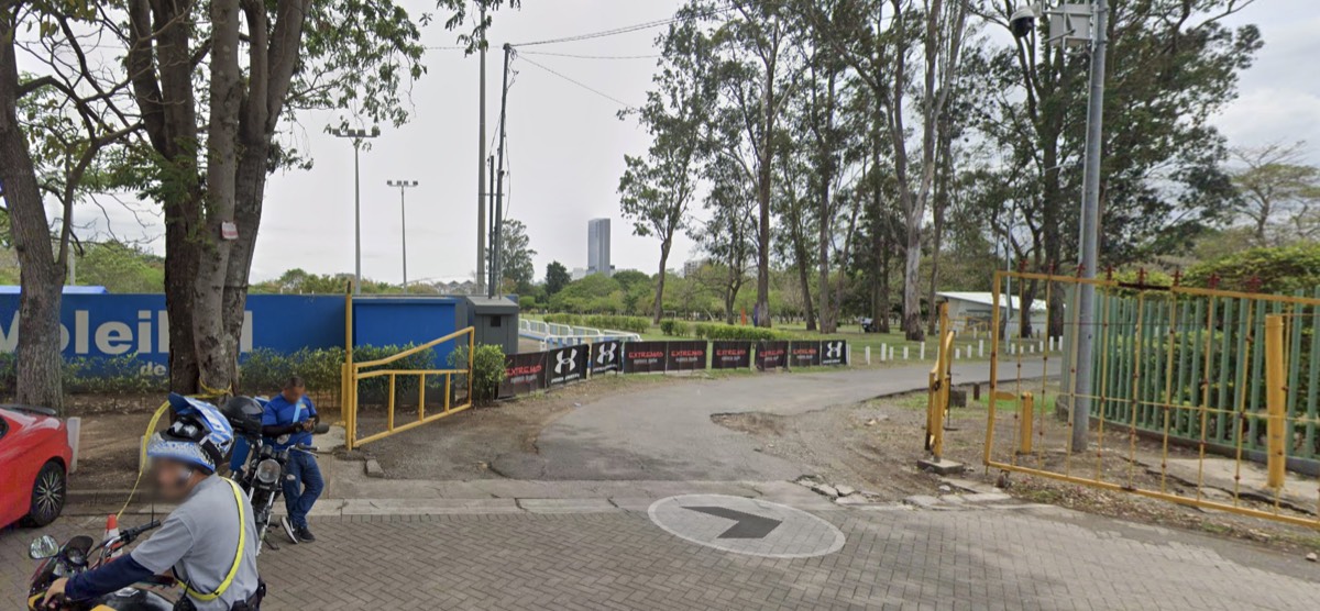 Portón junto al voleibol para entrar al parque
