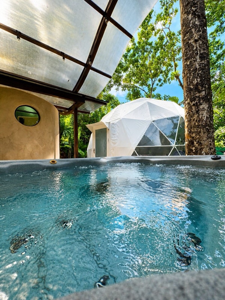 Jacuzzi frente a un domo de Palo Alto