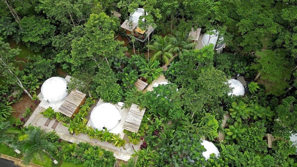 Vista aérea de los domos entre la naturaleza